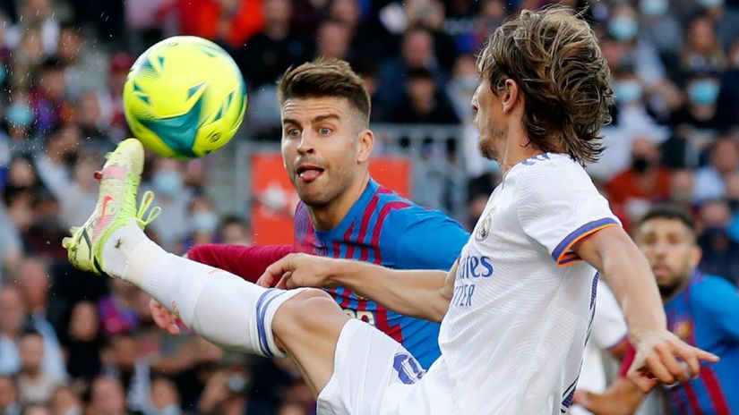 Đerard Pike (Barselona) i Luka Modrić (Real Madrid)