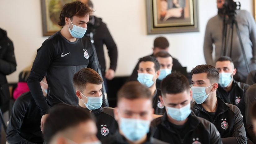Lazar Marković sa saigračima na prozivci (© MN Press)