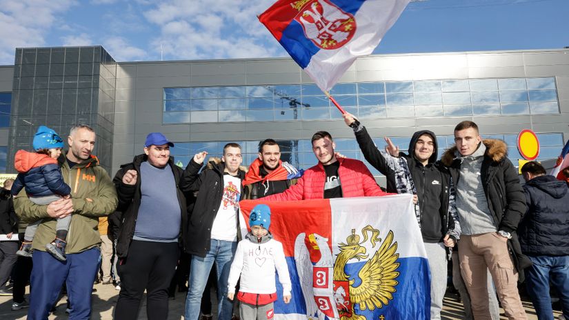 Navijači čekaju Novaka u Surčinu (Foto:Starsport)