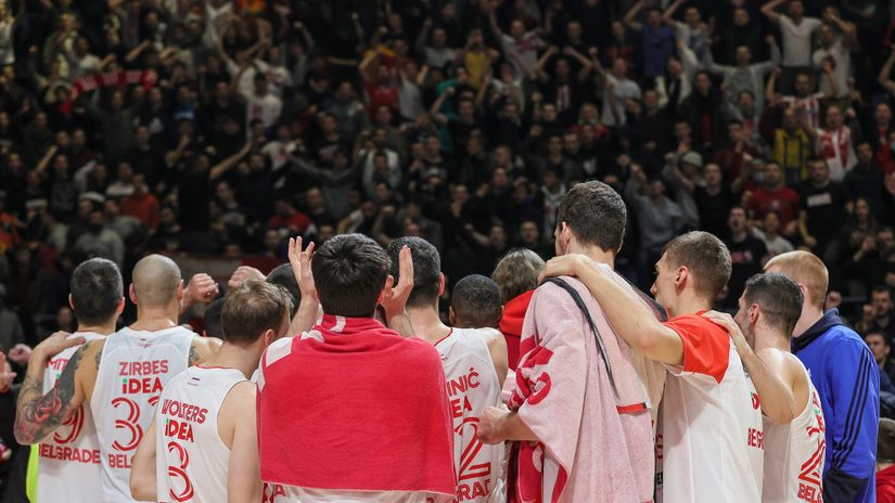 Košarkaši Crvene zvezde pred punim tribinama (©Star Sport)