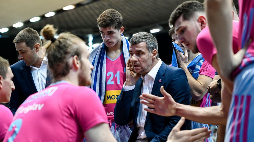 Vlade Jovanović i košarkaši Mege Mozzart (©Mega Mozzart / Dragana Stjepanović)