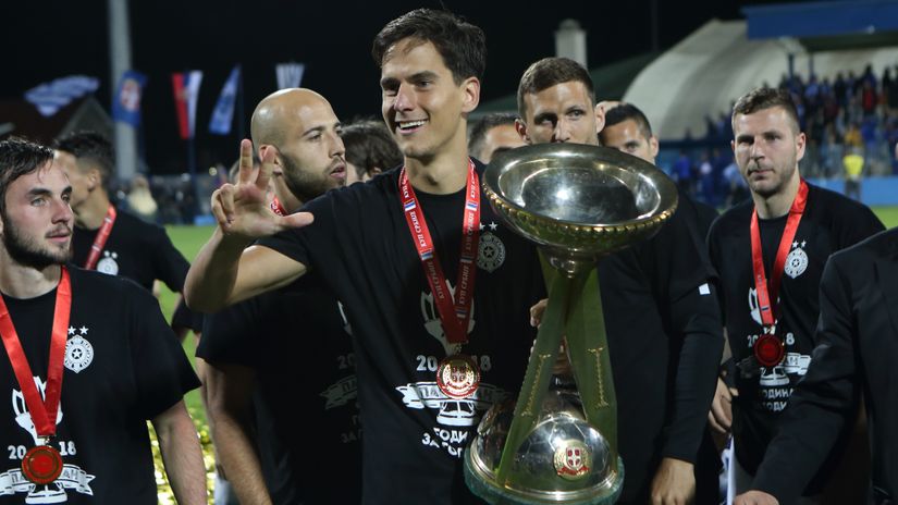 Marko Jevtović sa peharom Kupa Srbije (© MN Press)
