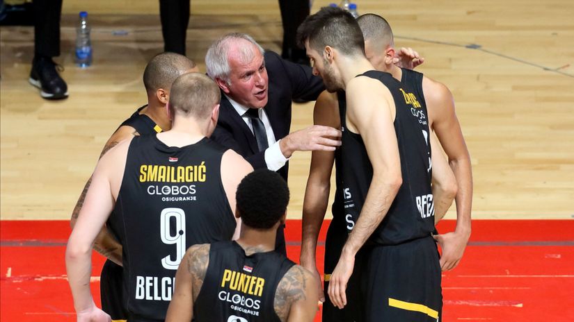 Košarkaši Partizana sa trenerom Obradovićem (©MN Press)