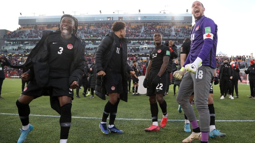 Milan Borjan sa saigračima (©Reuters)