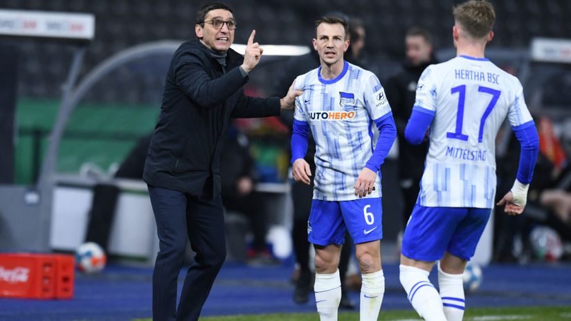 Korkut Tajfun sa igračima (©Reuters)