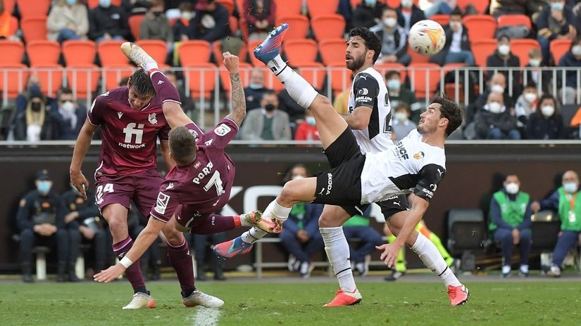 Giljamon i Portu u borbi za loptu (©AFP)