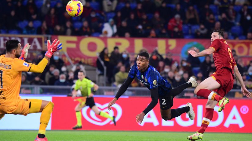 Denzel Dumfris daje gol Romi (©Reuters)