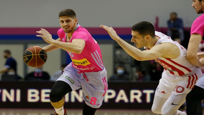 Nikola Kočović sa loptom (©Mega Mozzart/Ivica Veselinov)