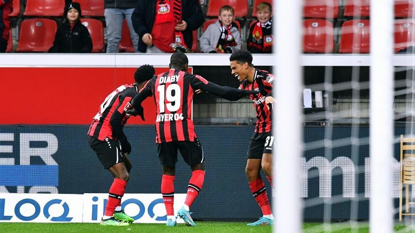Fudbaleri Bajer Leverkusena proslavljaju pogodak (©AFP)