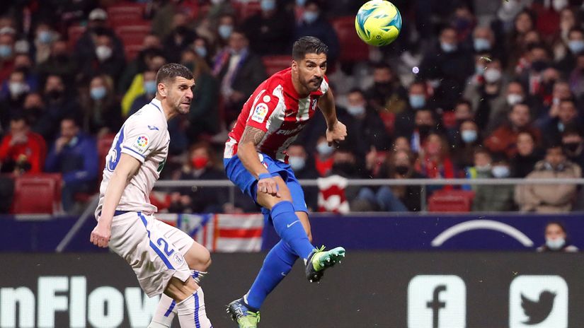 Luis Suarez u duelu sa Stefanom Mitrovićem (©Reuters)