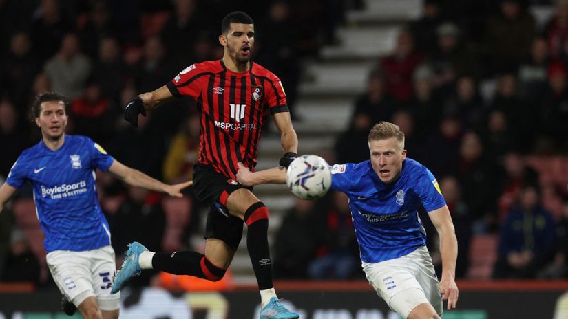 Dominik Solanke u duelu sa Birmingemom (©Reuters)