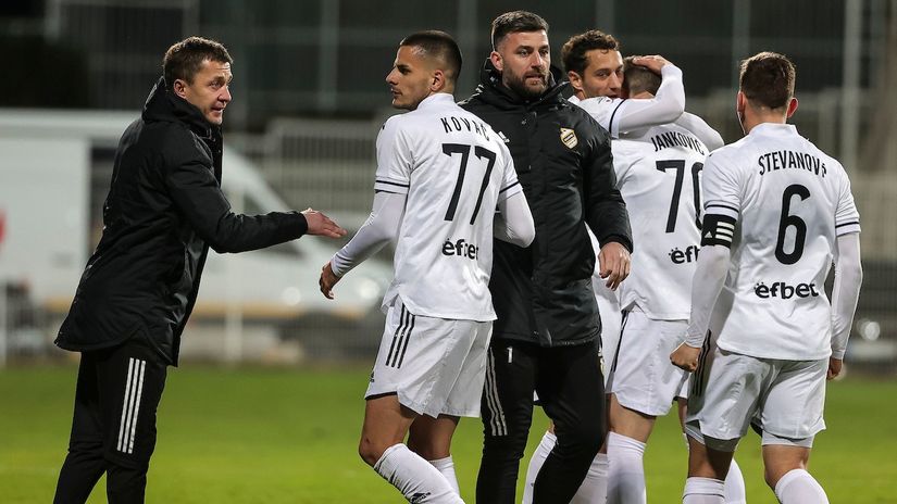 Saša Ilić sa pulenima (©Starsport) 
