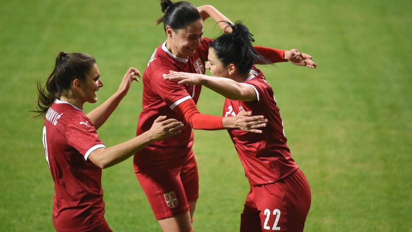 Nevena i Jovana Damjanović i Dejana Stefanović (©MN Press)