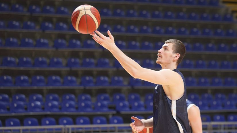 Simanić prvi put kod Pešića: Mogu mnogo da naučim, ne oseća se pritisak i imamo veliku energiju