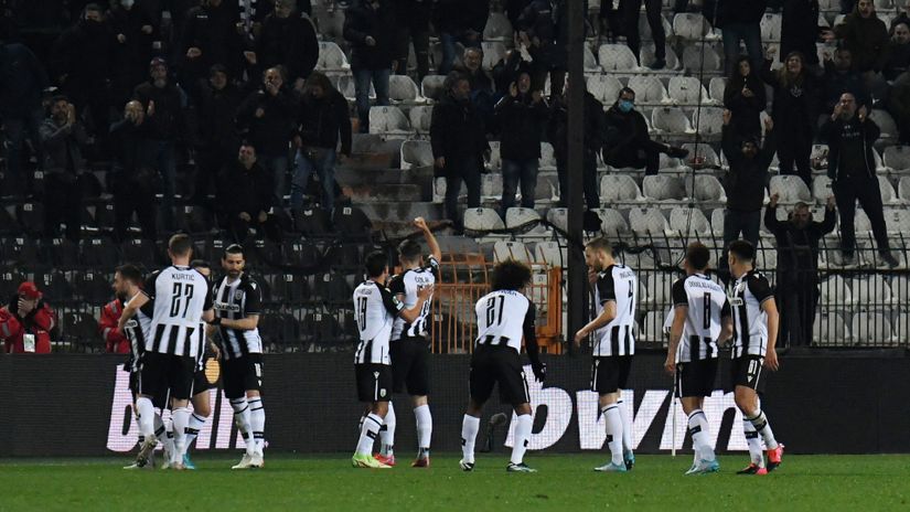 Slavlje fudbalera PAOK-a posle gola Živkovića (Reuters)