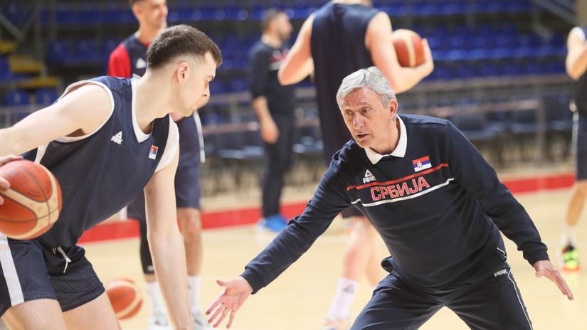 Svetislav Pešić tokom treninga Orlova (©MN Press)