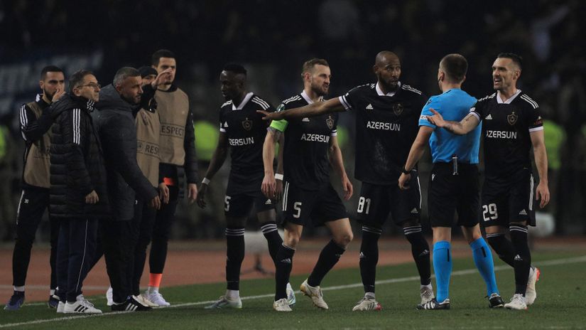 Fudbaleri Karabaga oko sudije Frankovskog (Reuters)