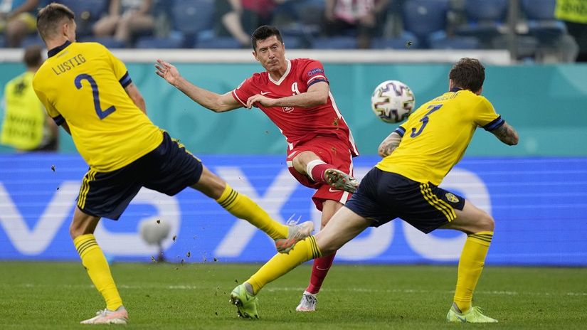 Robert Levandovski šutira na gol Švedse (© Reuters)