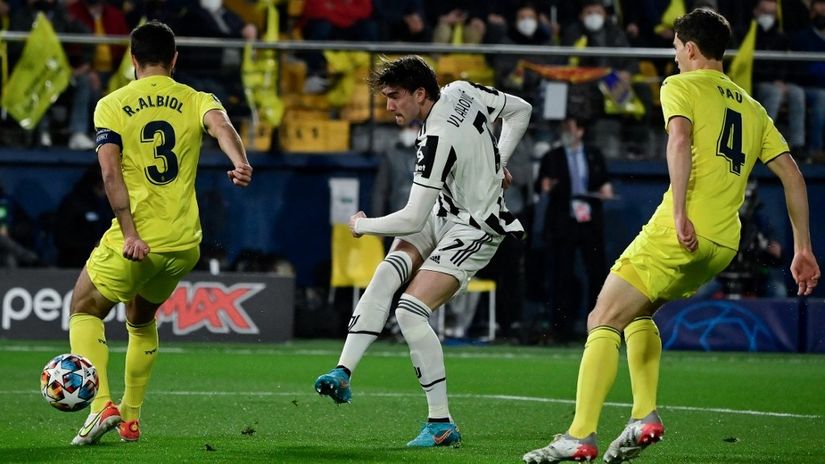 Dušan Vlahović postiže gol Viljarealu u Ligi šampiona (© AFP)