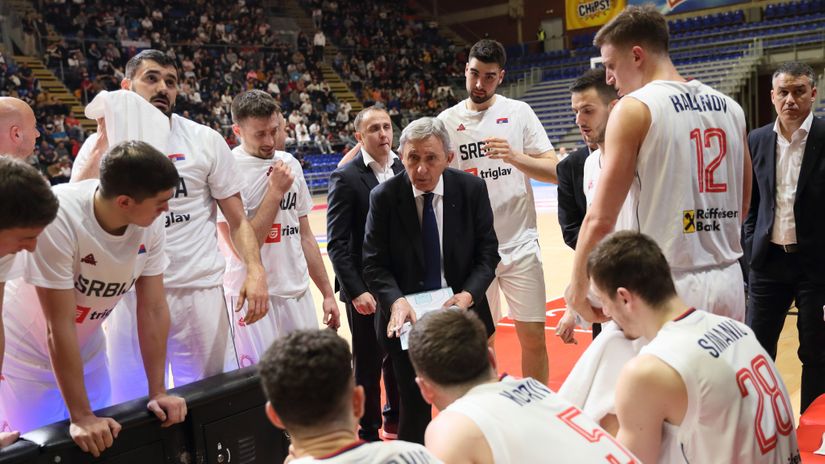Svetislav Pešić sa igračima Srbije (©MN Press)