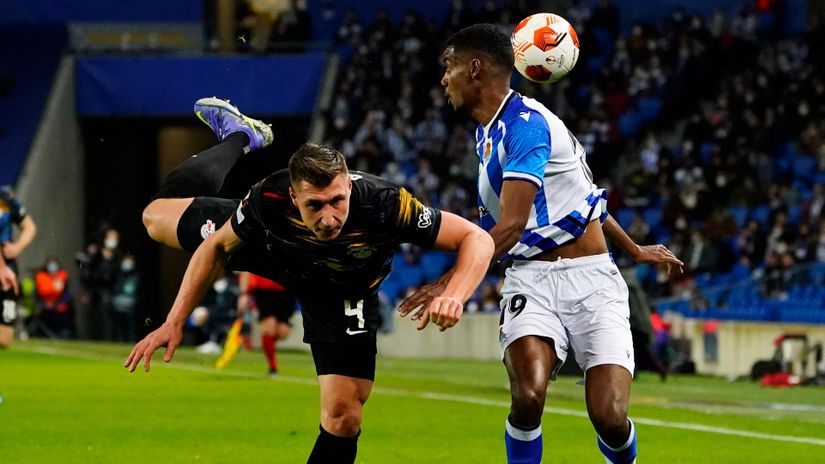 Aleksander Isak (desno) u duelu sa Vilijem Orbanom iz RB Lajpciga (©Reuters)
