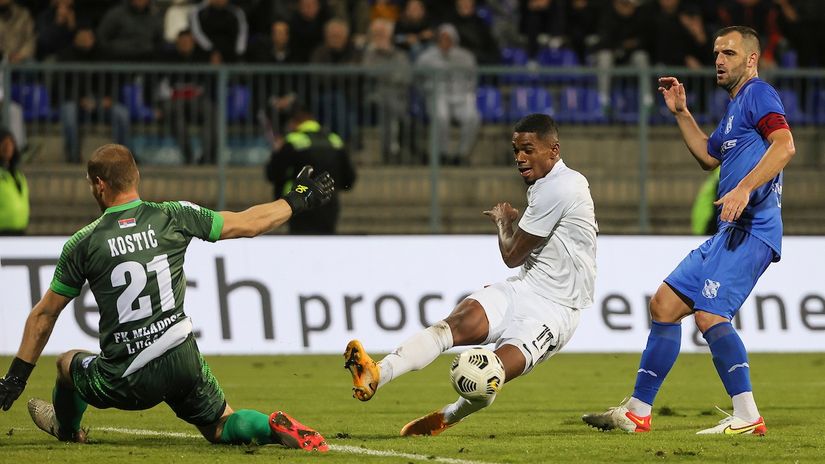 Rikardo šutira na gol Kostića pored Miloševića (© Star sport)