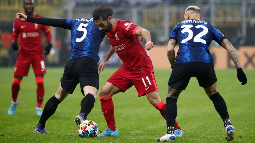 Mohamed Salah (Liverpul) između Galjardinija i Dimarka (Inter)