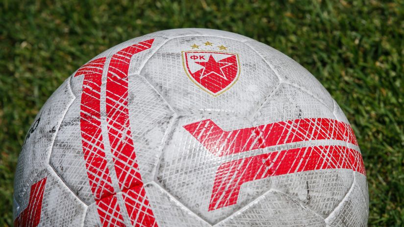 Zvezda u klinču sa Draganom Stojkovićem (©Starsport)