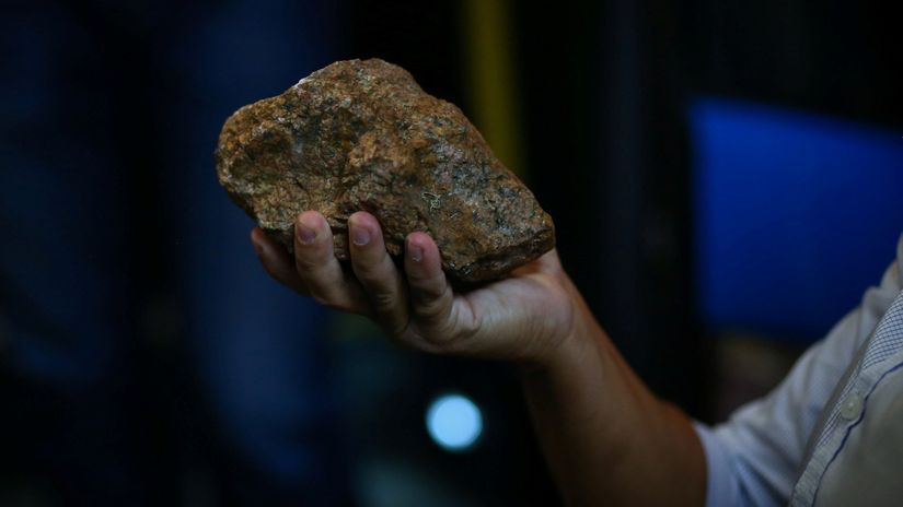 Kamen kojim je napadnut autobus sa igračima Gremija (©Reuters)