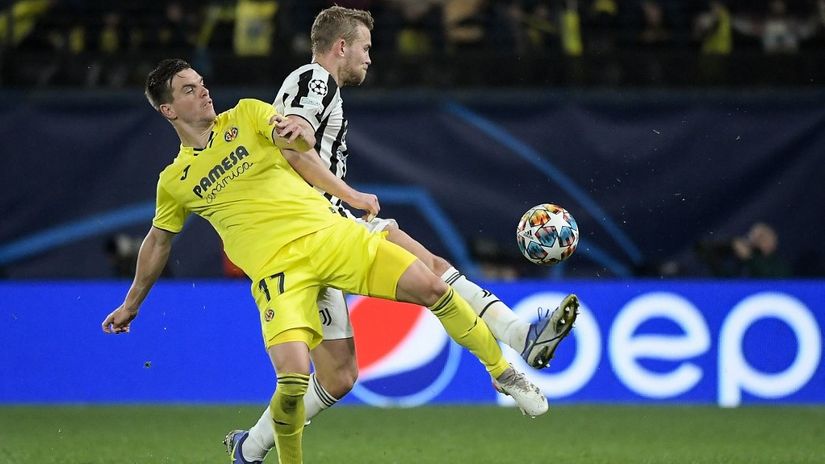 Đovani Lo Selso u duelu sa Matijsom de Lihtom iz Juventusa (©AFP)