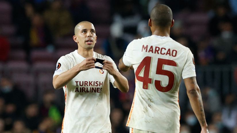 Fudbaleri Galatasaraja Sofian Feguli i Markao (©Reuters)