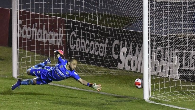 Lopta ulazi u gol Moskosa posle slobodnjaka Kasteljanosa (AFP)