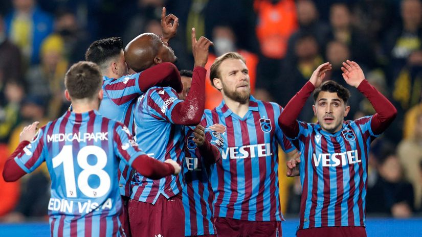 Entoni Envakaeme (Trabzon) proslavlja gol sa saigračima