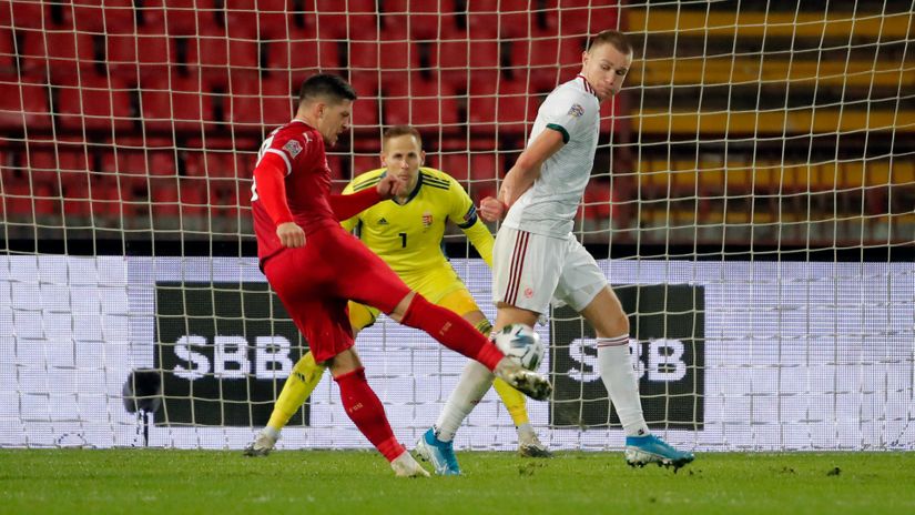 Luka Jović (Srbija) šutira na gol Mađarske
