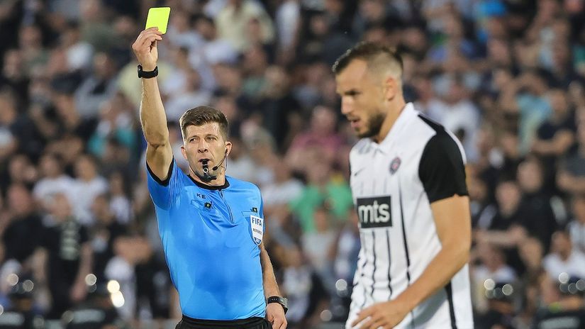 Novak Simović pokazuje žuti karton Siniši Saničaninu (© Star sport)