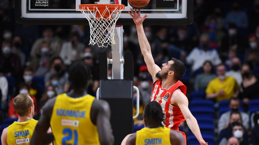 Nikola Kalinić polaže loptu na tablu (©Star Sport)