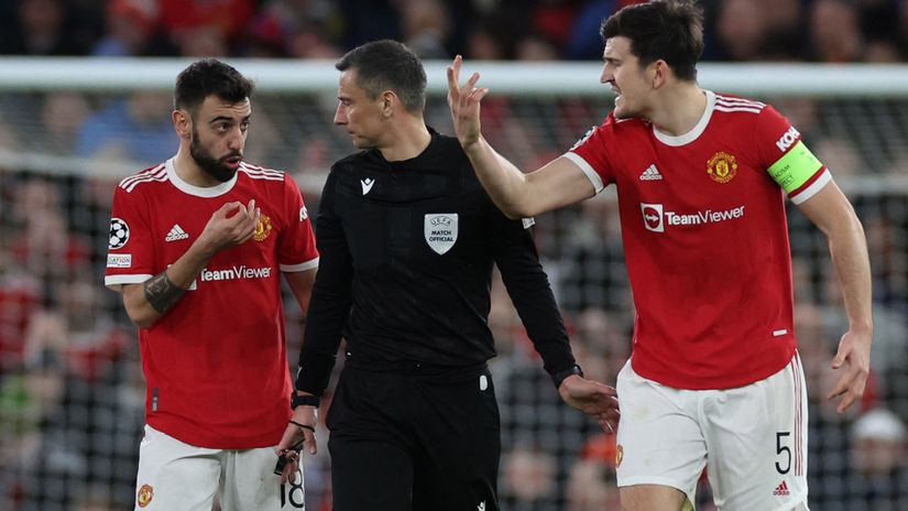 Bruno Fernandes i Hari Megvajer u raspravi sa sudijom (©Reuters)
