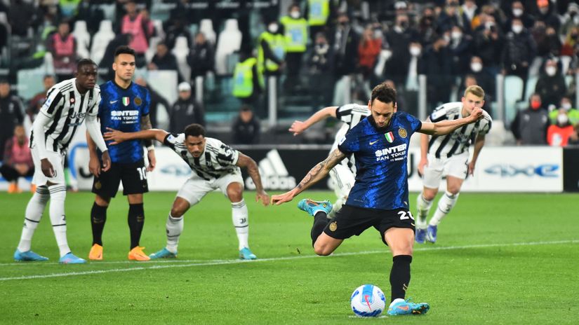 Momenat kada Čalhanoglu postiže pobedonosni gol (©reuters)