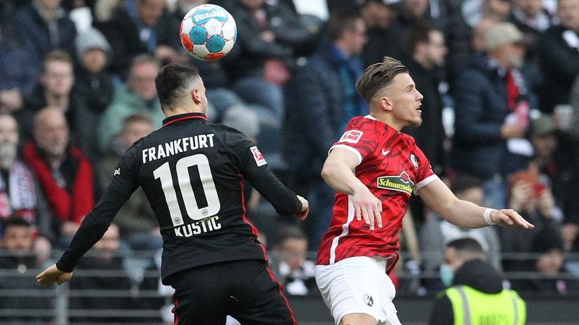 Filip Kostić u skoku protiv KostićFrajburga (AFP)