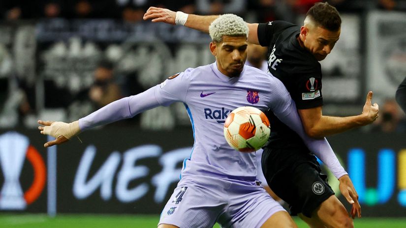 Ronald Arauho (Barselona) i Rafael Santos Bore (Ajntraht Frankfurt)