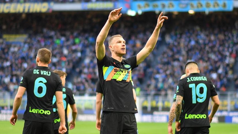 Edin Džeko proslavlja pogodak (©Reuters)