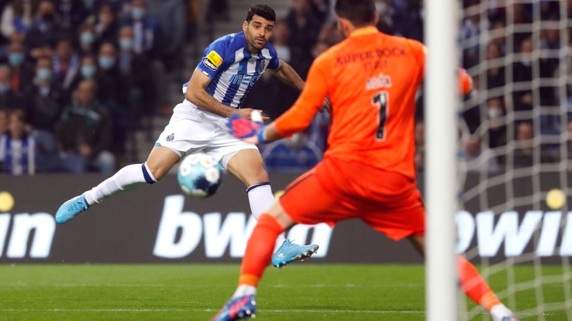 Medi Taremi (Porto) šutira na gol Sportinga