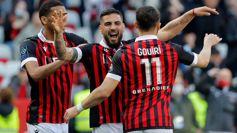 Endi Delor proslavlja gol sa saigračima (©Reuters)