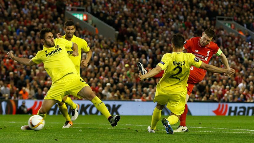 Džejms Milner (Liverpul) šutira na gol Viljareala