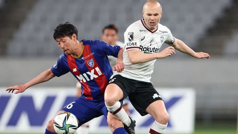 Takuja Aoki u duelu sa Andresom Inijestom (©AFP)