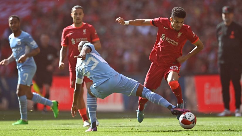 Luis Dijaz u duelu sa Fernandinjom (©Reuters)