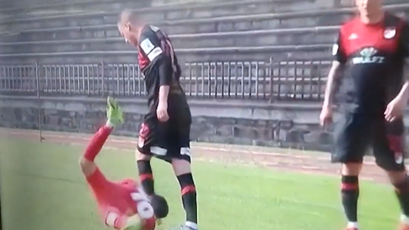 Džigi Ninković totalno van kontrole - faulirao rivala, pa ga šutnuo dok je ležao na travi (VIDEO)