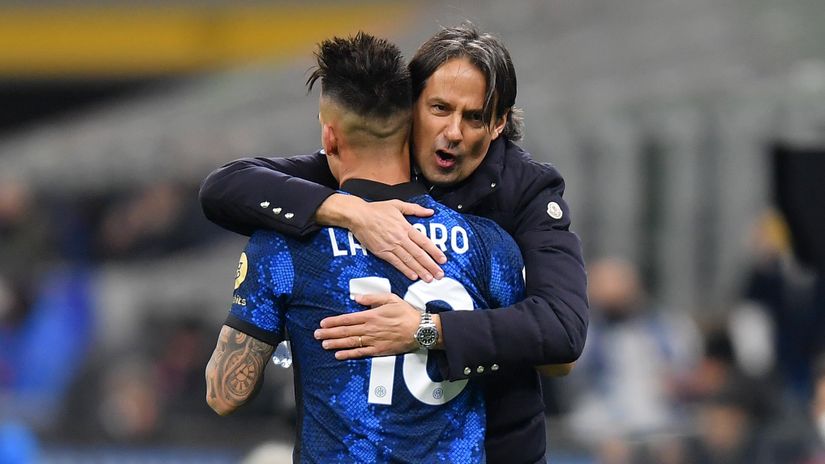 Lautaro Martinez i Simone Inzagi u zagrljaju (Reuters)