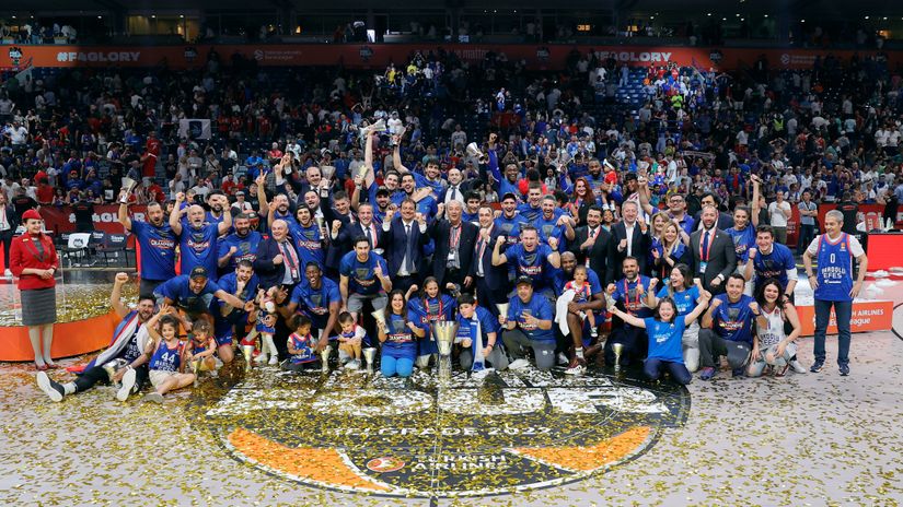 Košarkaši Efesa sa titulom prvaka Evrope (©Star Sport)