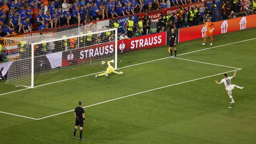Kostićev pogodak u penal seriji finala Lige Evrope (© Reuters)